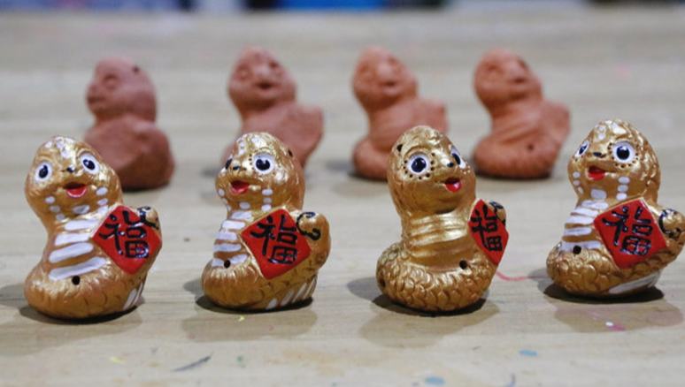 ?桐梓非遺泥哨全新推出“蛇寶”造型