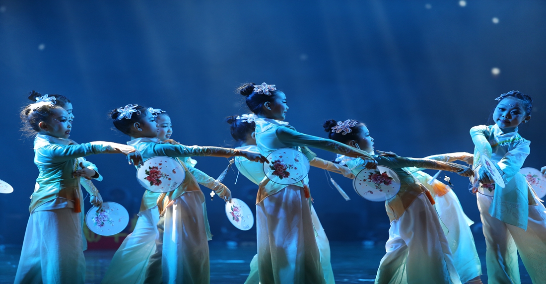 赫章萌娃齊聚！2025少兒春晚嗨翻蛇年。陳春志攝