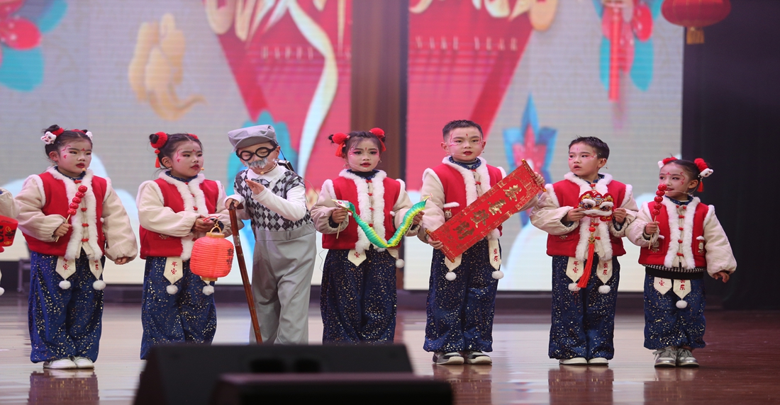 赫章萌娃齊聚！2025少兒春晚嗨翻蛇年。陳春志攝