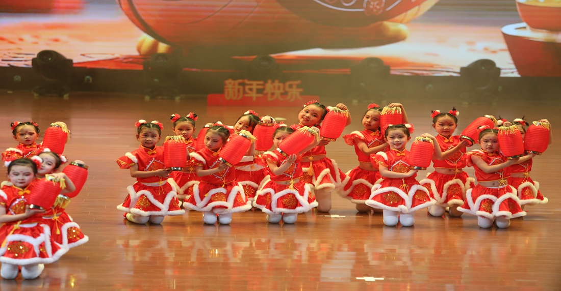 赫章萌娃齊聚！2025少兒春晚嗨翻蛇年。陳春志攝