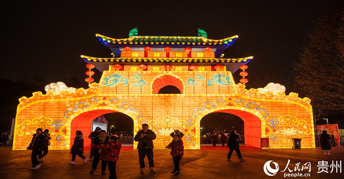 2025觀山湖春節燈會廟市現場。人民網陽茜攝