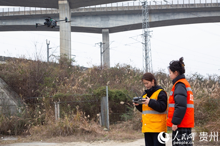 趙翊惟和鄧莉組隊執飛。人民網記者 高華攝