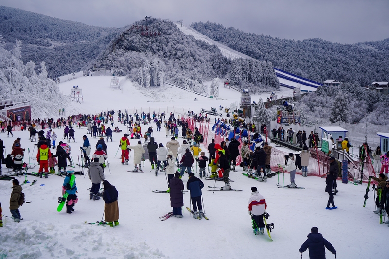 玉舍雪山滑雪場游人如織。趙樺攝