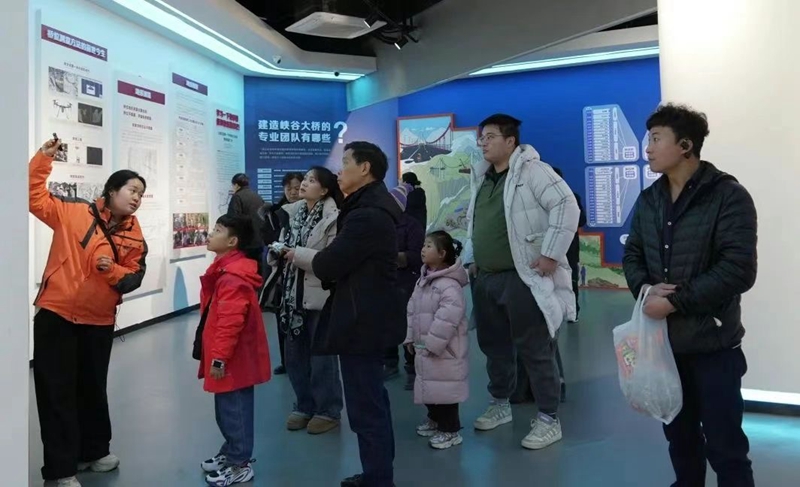 1 圖為游客在貴州壩陵河橋梁博物館參觀。