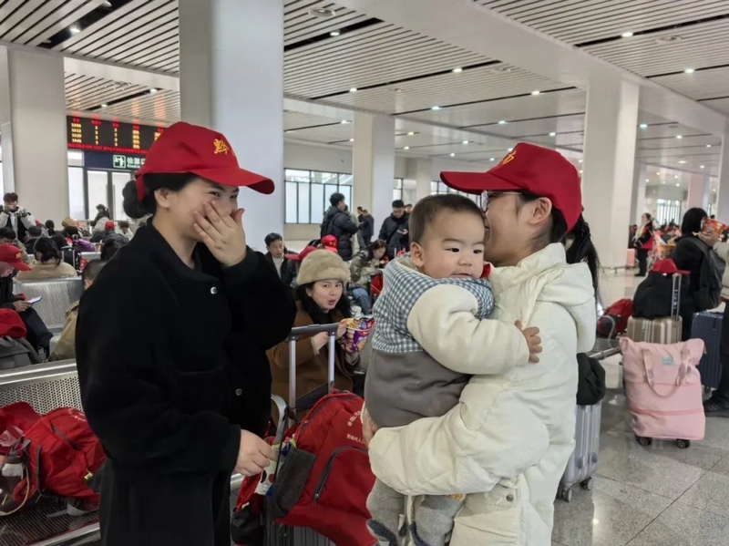 返崗務工人員在候車廳開心的等待返崗。