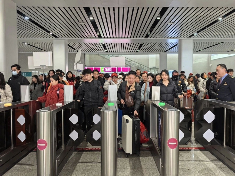 返崗務工人員檢票進站。