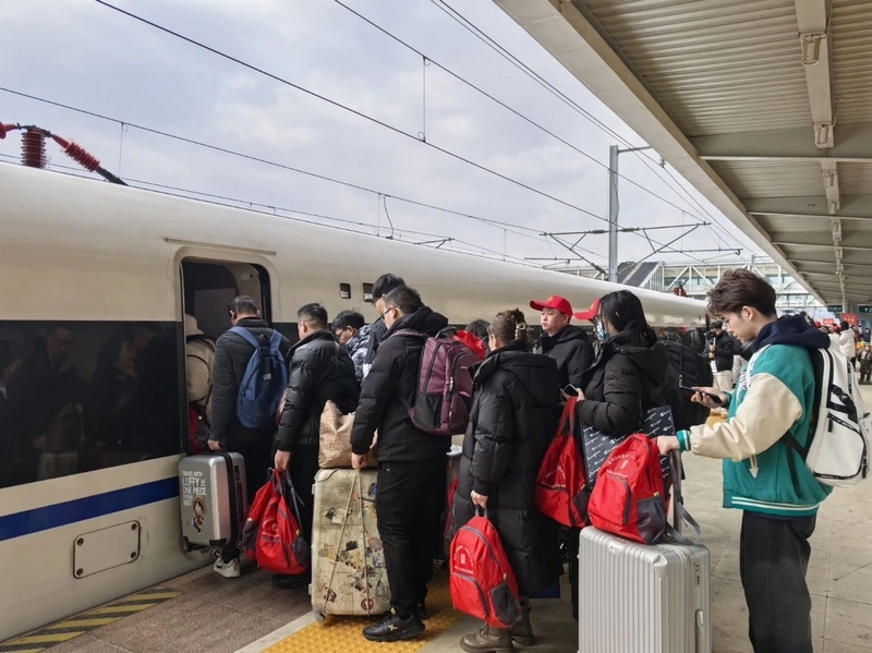 返崗務工人員有序上車。