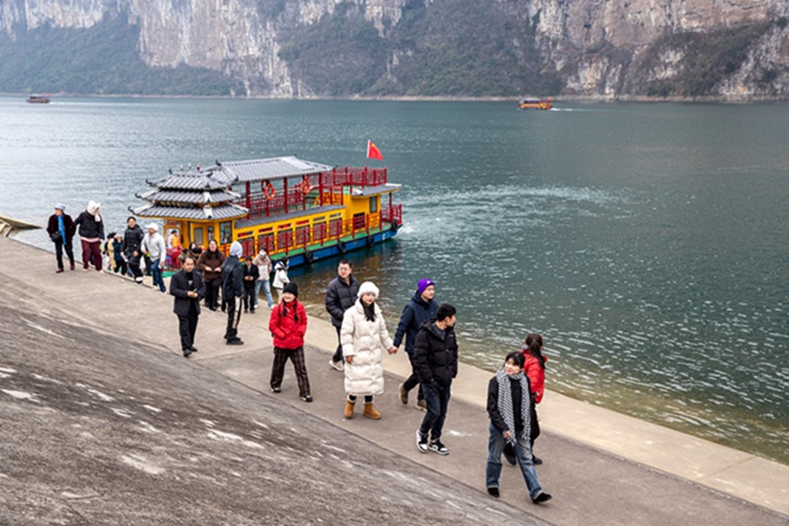 游客乘船觀賞峽谷風光。