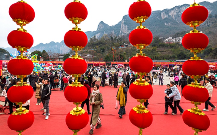 貴州省畢節市黔西市烏江源百里畫廊化屋景區游人如織（無人機照片）。