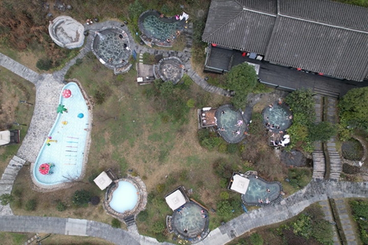 春節期間，游客在百里杜鵑度假泡溫泉。