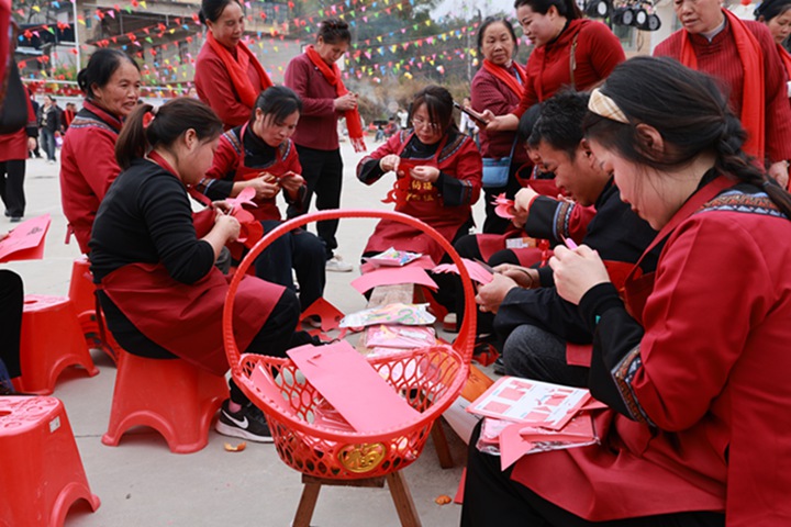 剪紙花比賽現場。