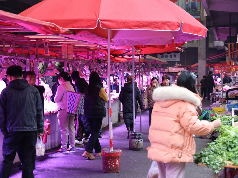 群眾爽購年貨慶新年。