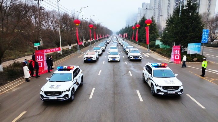 1月31日，在威寧自治縣2025年第一批“點對點”有組織勞務輸出歡送儀式現場，返崗車輛整齊排列，蓄勢待發。（周陽 攝）.jpg