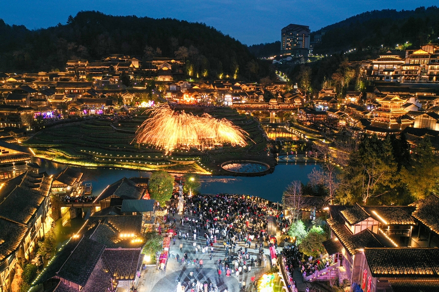 2月4日，游客在遵義市播州區烏江寨景區觀看非遺打鐵花。