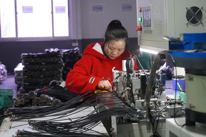 厚普科技實業有限公司的員工正在生產線上緊張而有序地忙碌著 黃源匯 攝.jpg