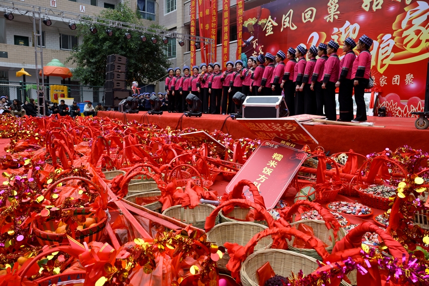 大年初三羅甸縣羅悃鎮納鬧村姑媽回娘家活動。劉文俊攝