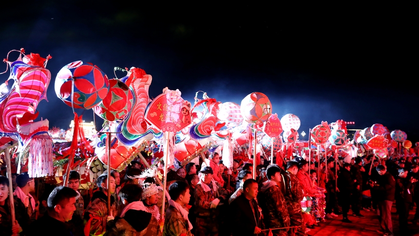 接龍祈福。向天祥攝