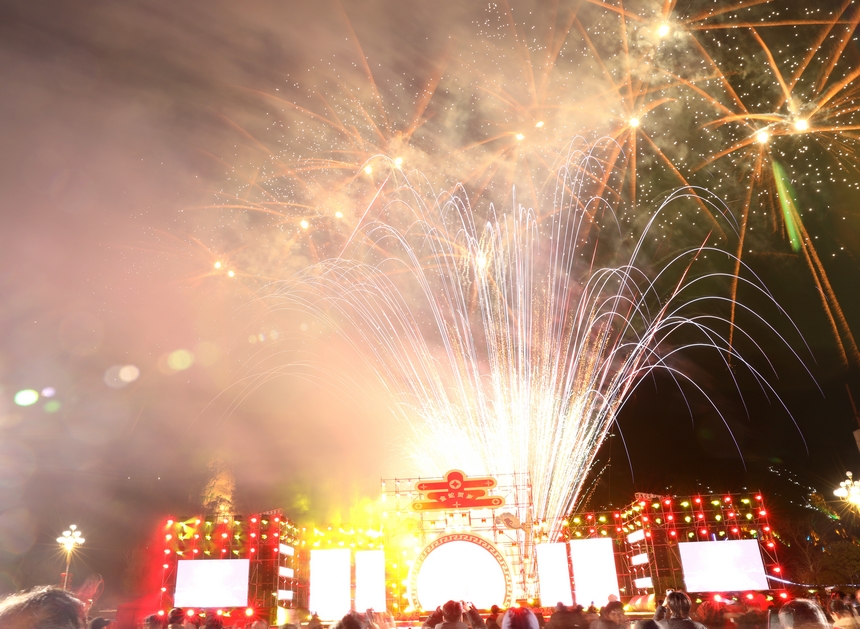 煙花秀。向天祥攝 