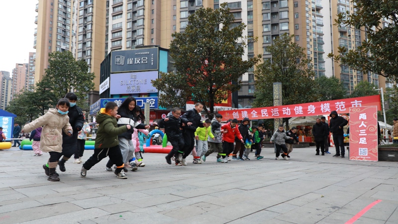 兩人三足的比賽中大家朝著終點奮力沖刺。