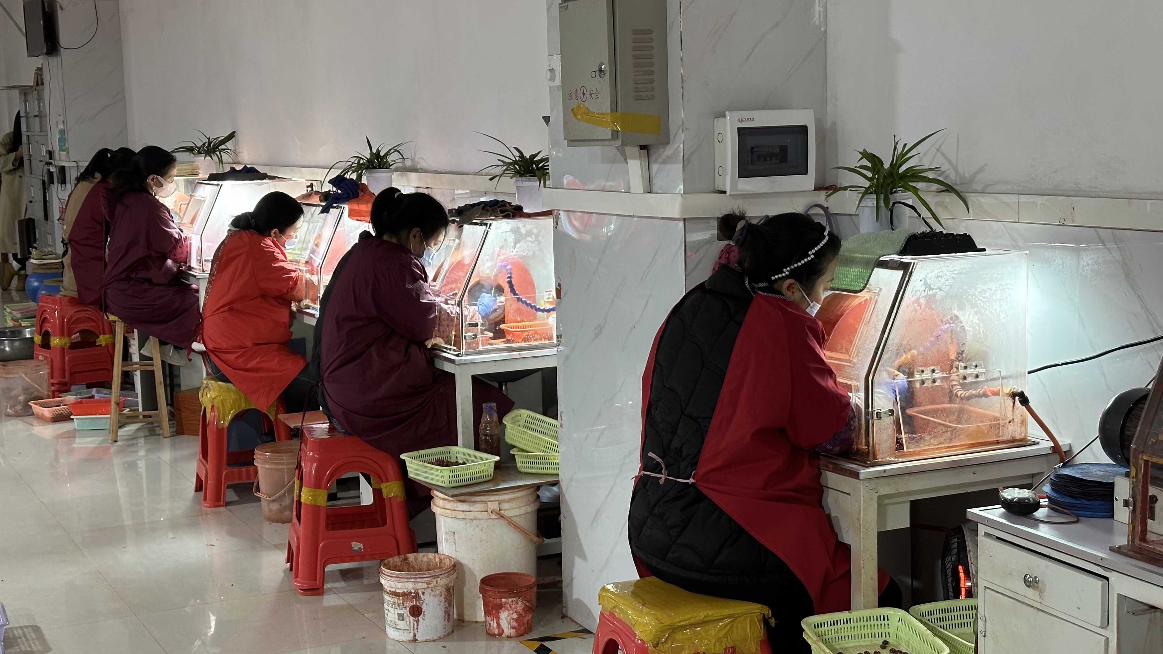 工人們正對朱砂原石進行打磨、加工。