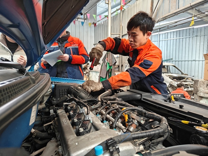 技術人員給車輛做保養。