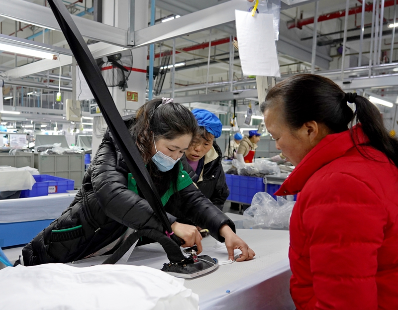 2025年2月7日，位于貴州省畢節市納雍縣工業園區的畢節市晶煌制衣有限公司生產車間，車間負責人在給新員工作崗前培訓。 楊 英 攝.jpg