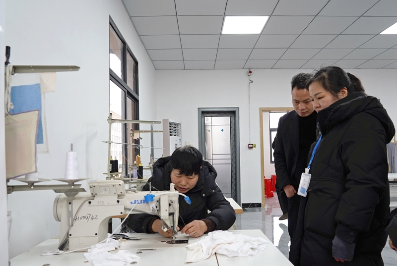 2025年2月7日，位于貴州省畢節市納雍縣工業園區的畢節市晶煌制衣有限公司招聘中心，應聘者在面試。 楊 英 攝.jpg