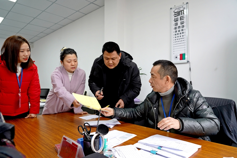 2025年2月7日，位于貴州省畢節市納雍縣工業園區的畢節市晶煌制衣有限公司招聘中心，應聘者在辦理入職手續。 楊 英 攝.jpg