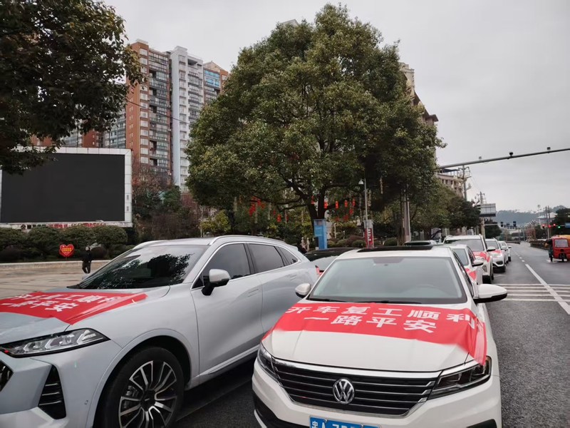 龍里“點對點”返崗服務，送勞動者外出就業。