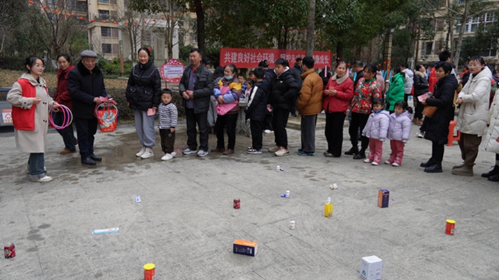 居民排隊玩游戲。