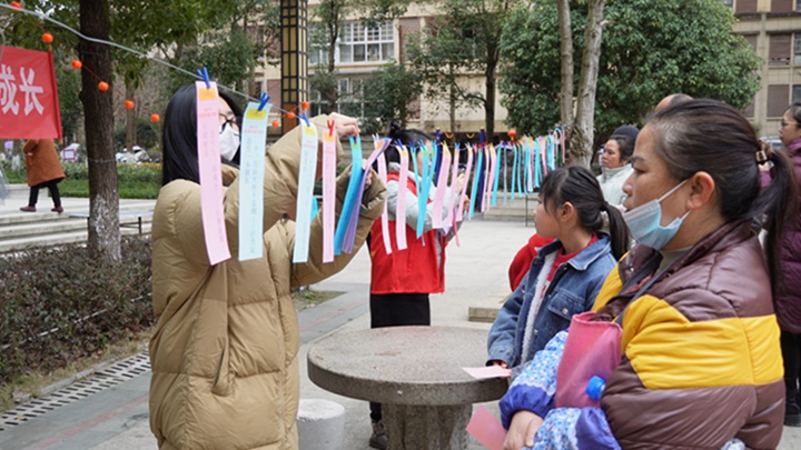 排隊領取湯圓。