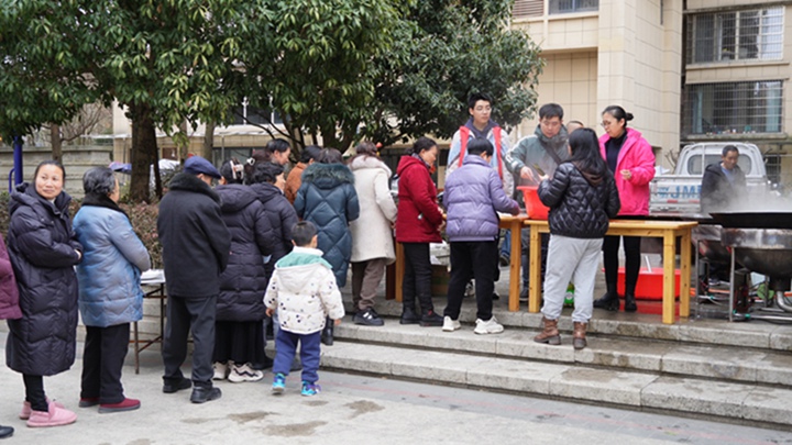 排隊領取湯圓。