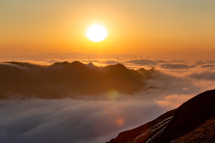 韭菜坪景區拍攝的日落云海景觀。