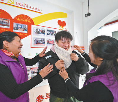 天津市河北區望海樓街道昆云里社區依托工會驛站，組織志愿者為新就業群體編織圍巾。