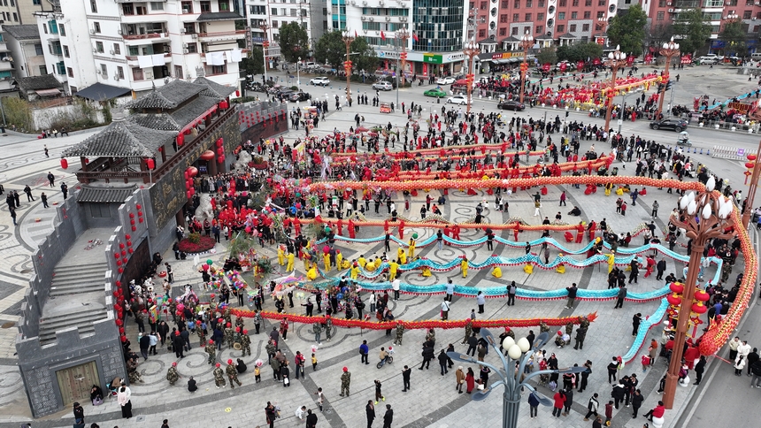 非遺祥龍齊聚臺江縣民族團結廣場。邰光政攝