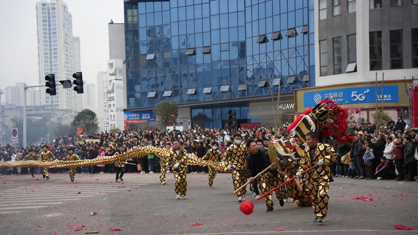 舞龍巡游隊伍。王顯攝