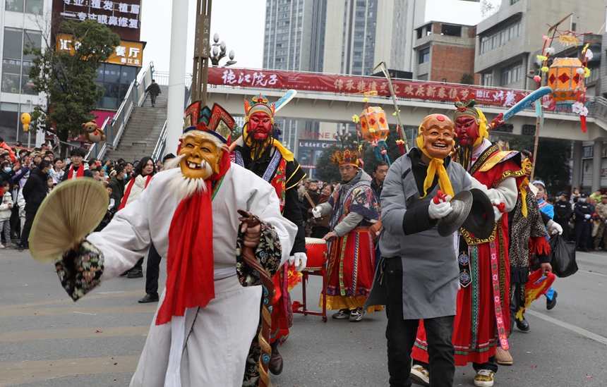 儺戲巡游。覃冠中攝
