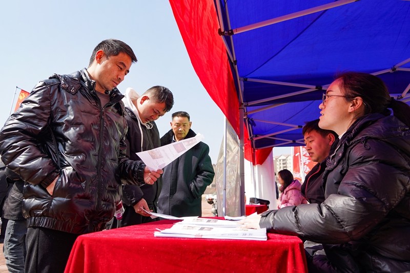 2月13日，威寧自治縣“春暖烏蒙”暨東西部協作專場招聘會現場，求職者在和用人企業工作人員溝通。（趙慶能 攝）.JPG