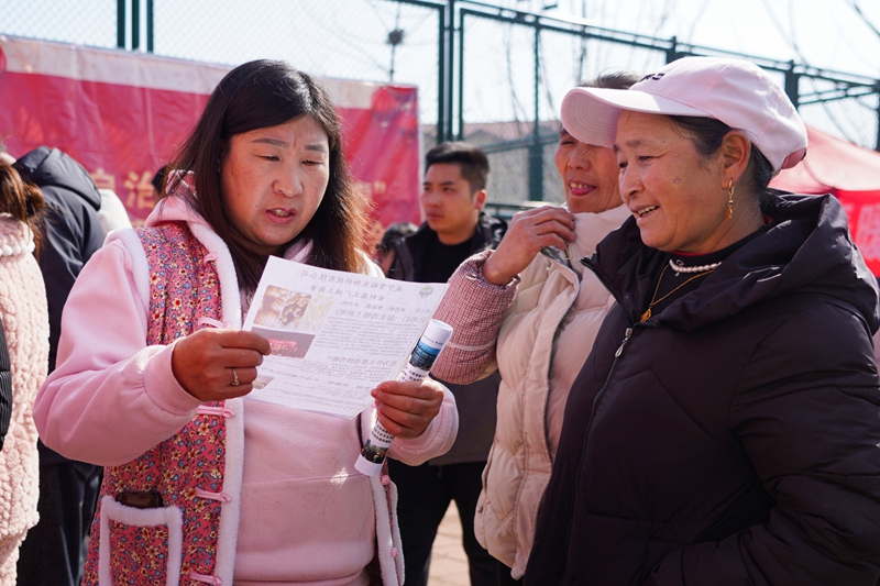 2月13日，威寧自治縣“春暖烏蒙”暨東西部協作專場招聘會現場，求職者在討論企業情況。（趙慶能 攝）.JPG