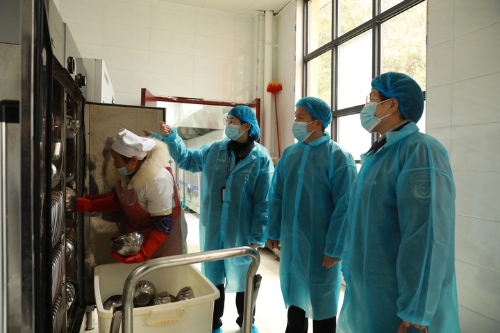 劍河縣市場監督管理局工作人員正在檢查食堂。 (潘文 攝).JPG