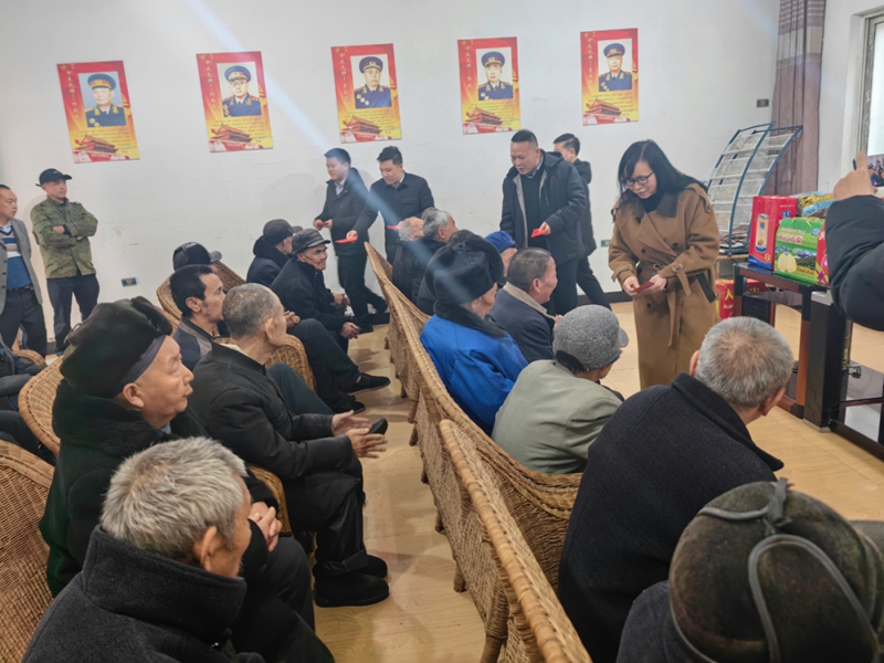 6 圖為木瓜鎮領導干部慰問敬老院院民.jpg