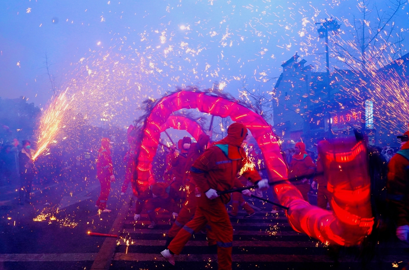 1 圖為火龍鬧元宵。.jpg