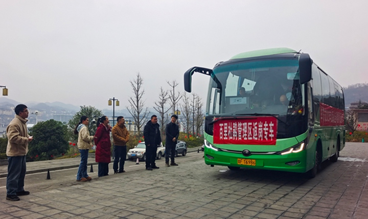 百里杜鵑返崗專車。