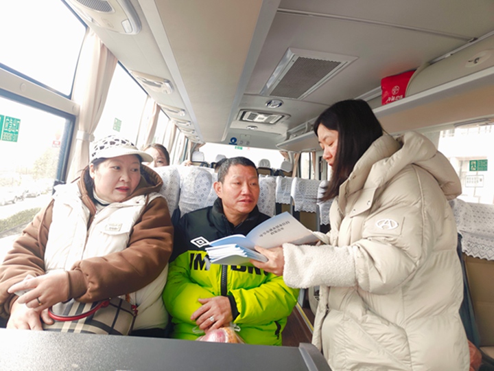 百里杜鵑人社局工作人員向務工人員宣講就業創業政策。