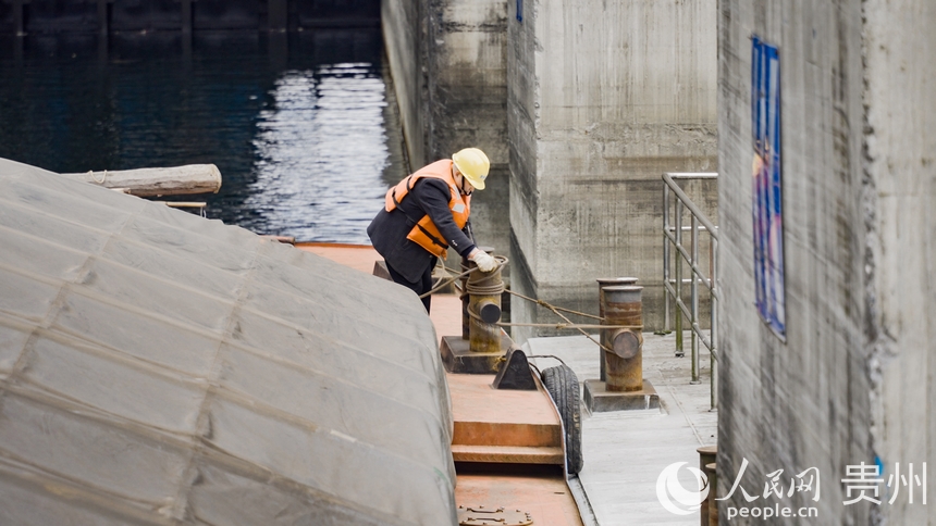 航電657號貨船船員在做進入升船機前的準備工作。人民網記者 涂敏攝