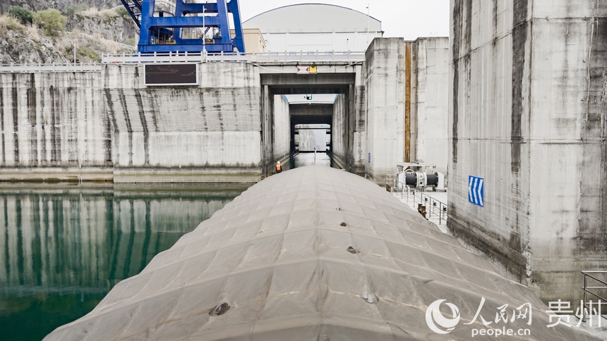 航電657號貨船即將通過思林升船機“翻越”思林水電站。人民網記者 涂敏攝