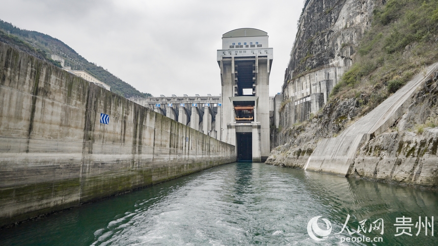 航電657號貨船通過思林升船機“翻越”的思林水電站。人民網記者 涂敏攝