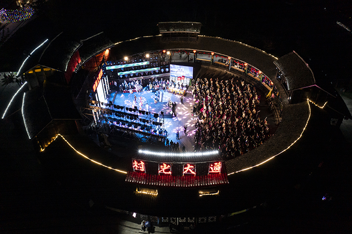 3 圖為《我要村晚》航拍突。  田東 攝