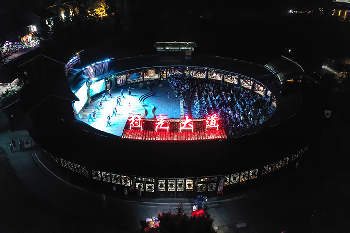 6 圖為務川自治縣“村光大道”直播現場(無人機照片)。徐飛  攝