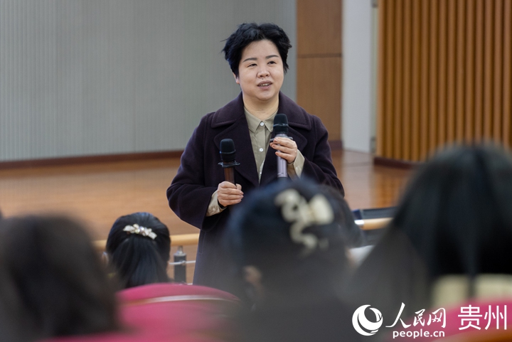 活動現場，鄭璇教授做心理知識分享。人民網記者 涂敏攝